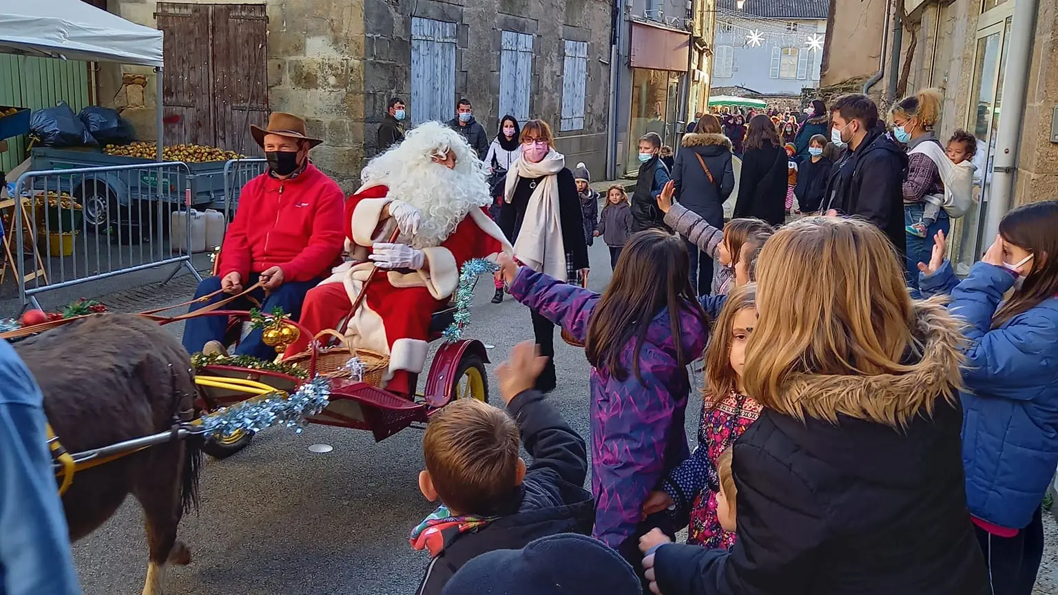 Passage du Père Noël au Marché de Noël de Saint Léonard de Noblat