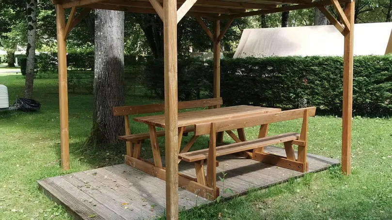 Pergola tables et bancs bois