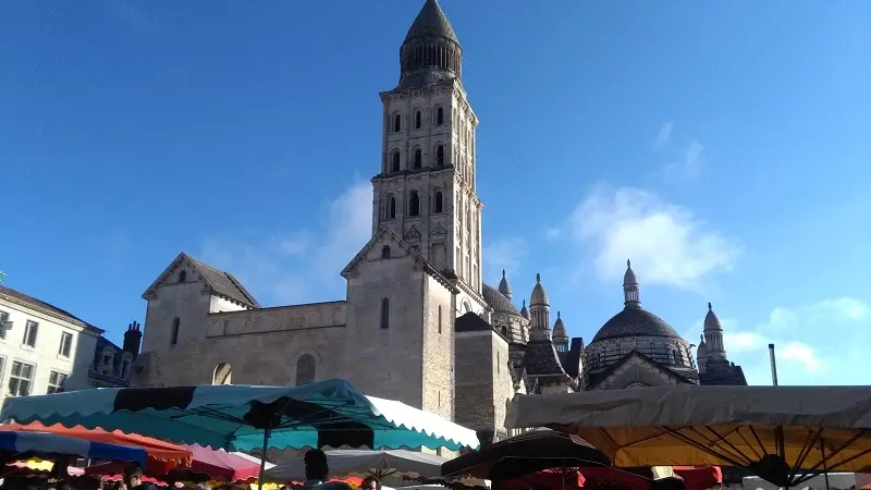 Perigueux_marché_cathedrale_saintfront_automne©Office de Tourisme de Périgueux