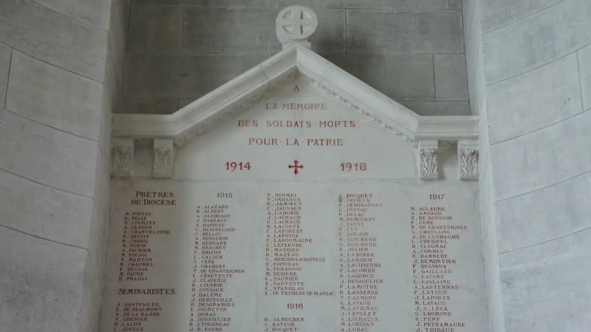 Périgueux_monument_aux_morts_cathédrale©office_de_tourisme_grand_perigueux (4)