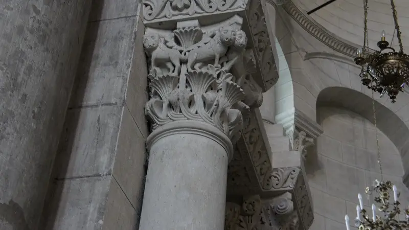 Perigueux_cathedrale_saint_front_visite_interieur_chapiteau_sculptures©office_de_tourisme_de_perigueux