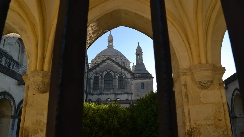 Perigueux_cathedrale_saint_front_vue_exterieur©office_de_tourisme_de_perigueux