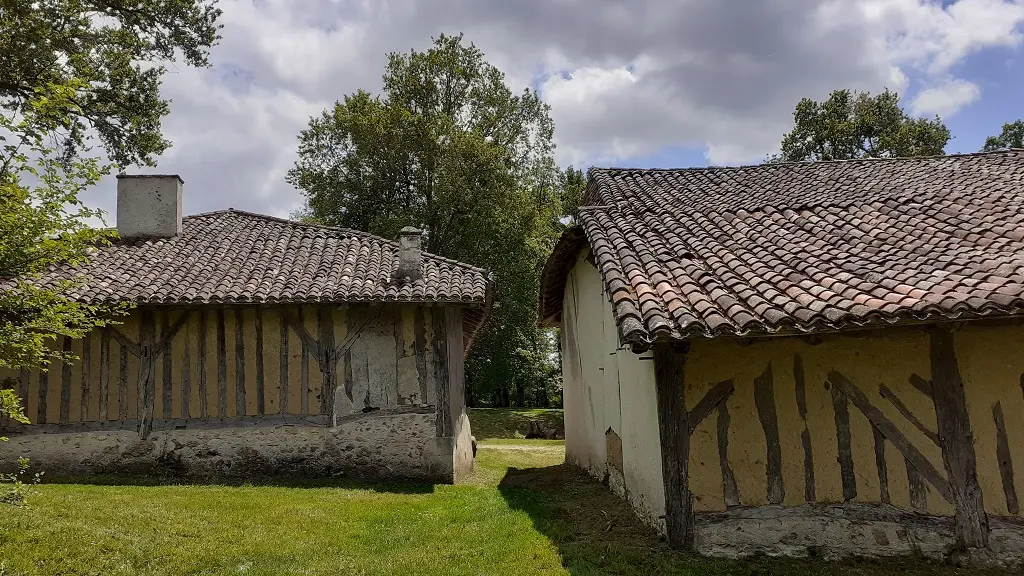 Vue sur les magnifiques façades en colombages de la grange