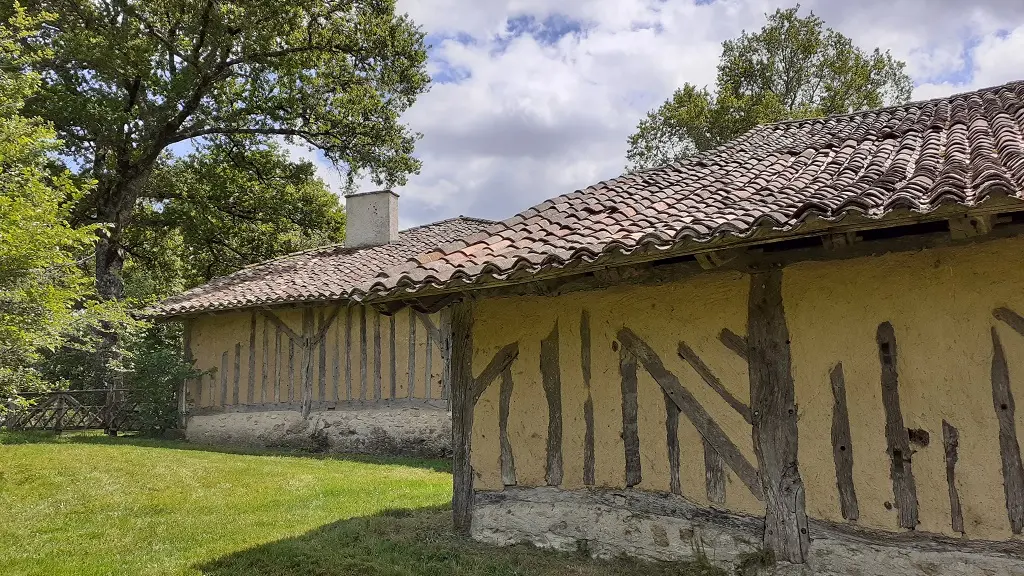 Vue sur les magnifiques façades en colombages de la grange