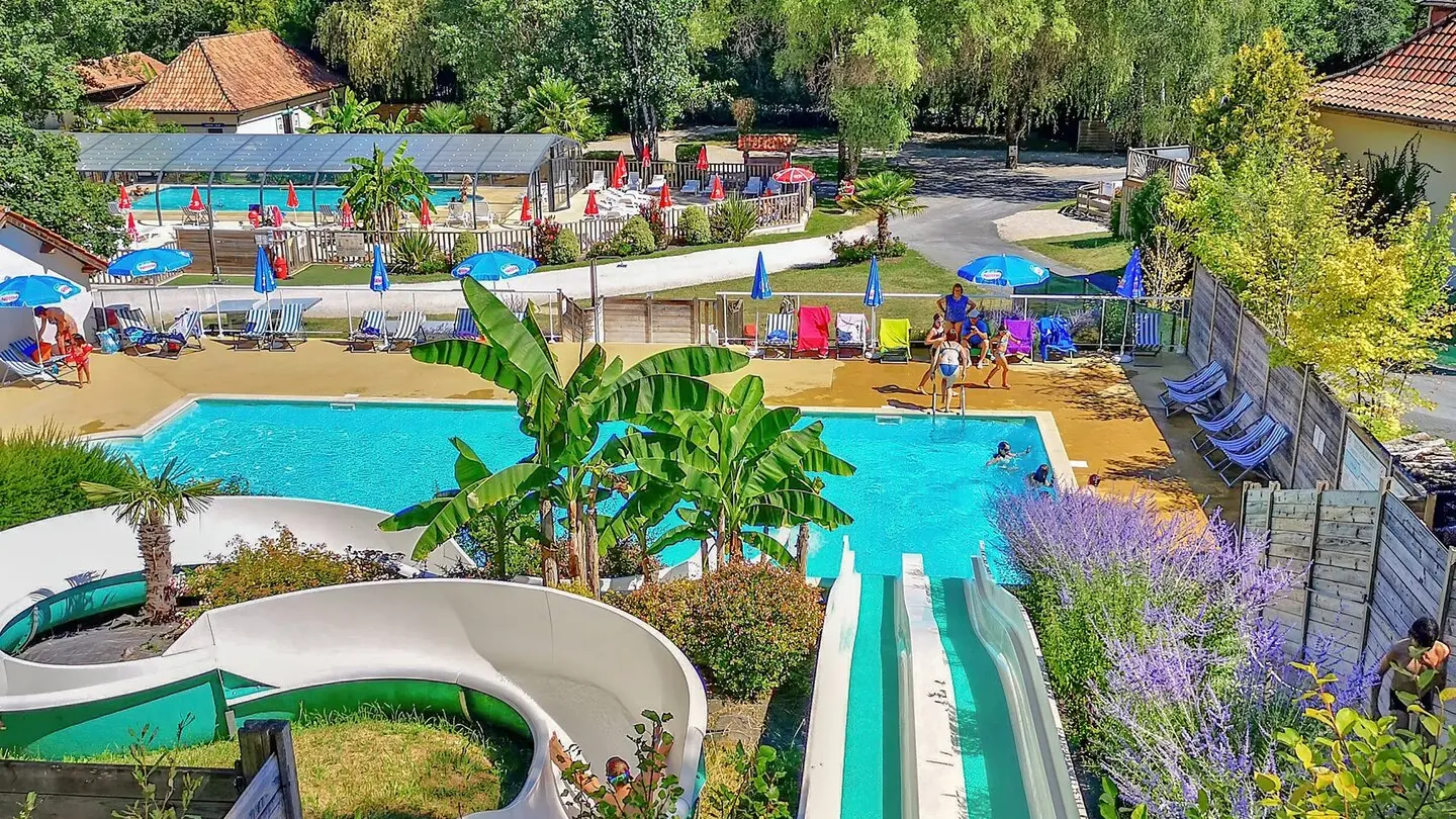 camping-la-pleonie-piscine-toboggans