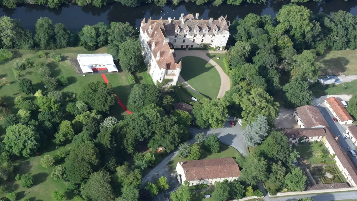 le château de Neuvic et le chapiteau de réception dans le parc botanique