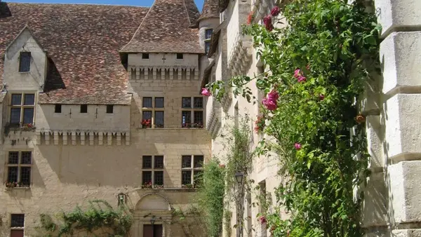 cour du château de Neuvic