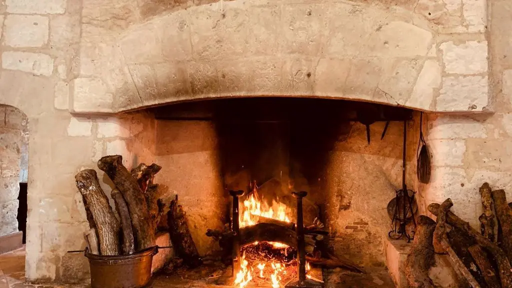 feu de cheminée dans la salle voutée