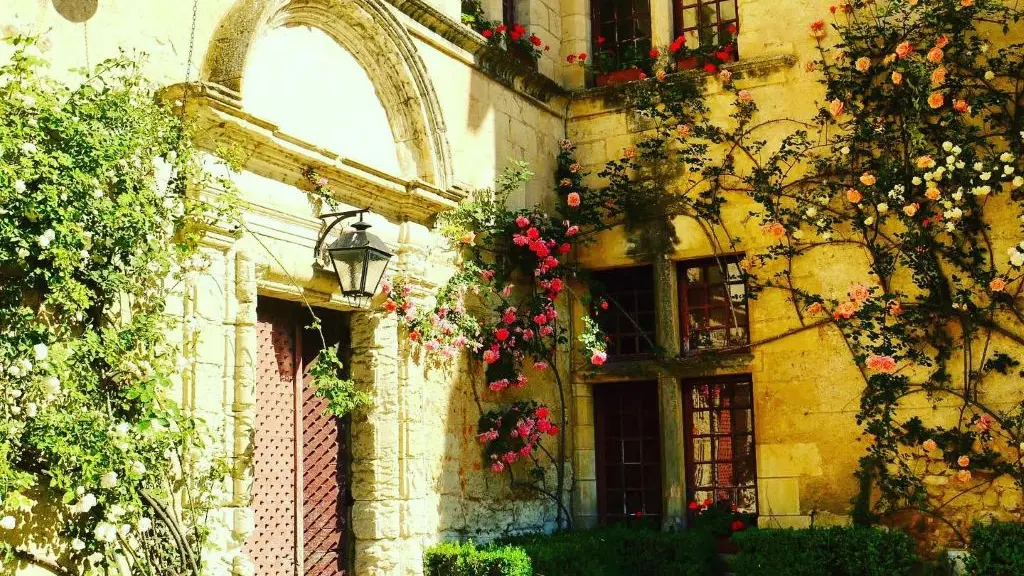 fleurs sur la façade du château de Neuvic