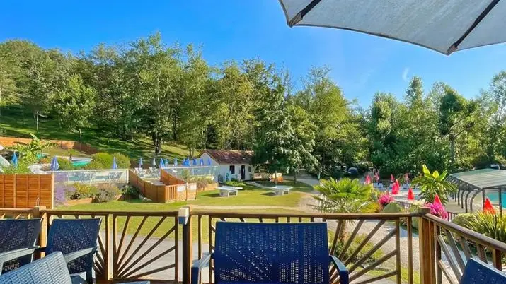 vue-terrasse-camping-la-pelonie