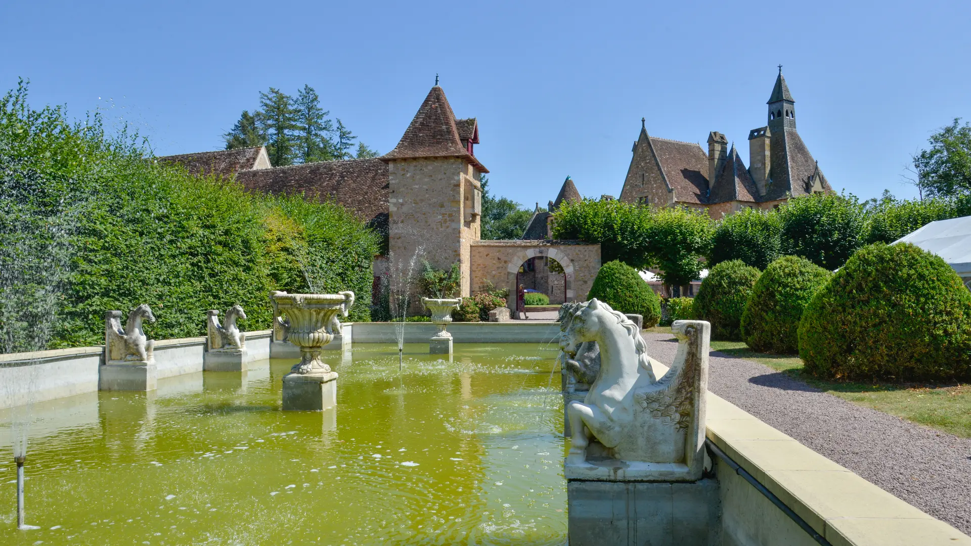 Château de Peufeilhoux - La fontaine aux chevaux