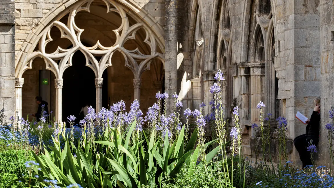 Le cloître fleuri de l'abbaye de Noirlac