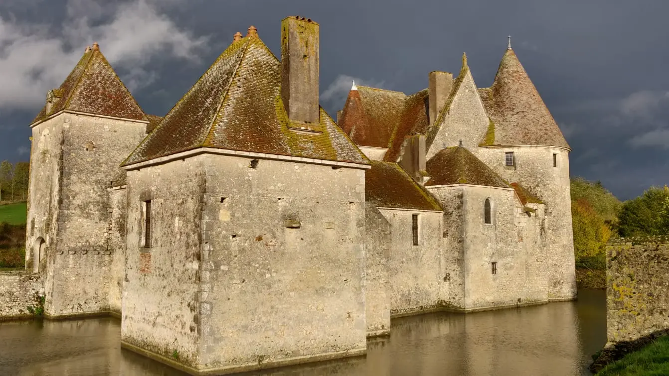 Buranlure_2019_chateau_douves_ciel d'orage