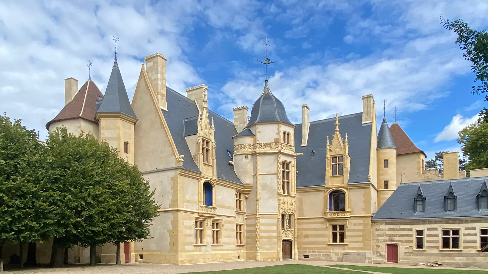 Logis Renaissance du Château d'Ainay-le-Vieil HD