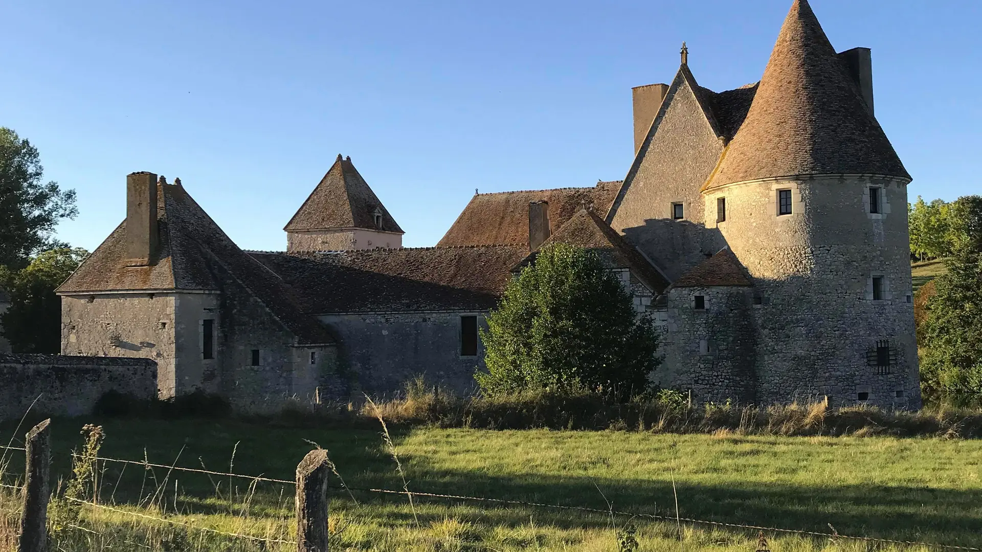 buranlure_champs_arriere_chateau_été_2022