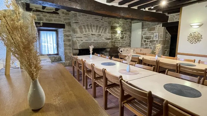 4_location_Gîte_d'étape-hostel_ Ty Bihui_salle restauration_Pluméliau-Bieuzy_Vallée du Blavet