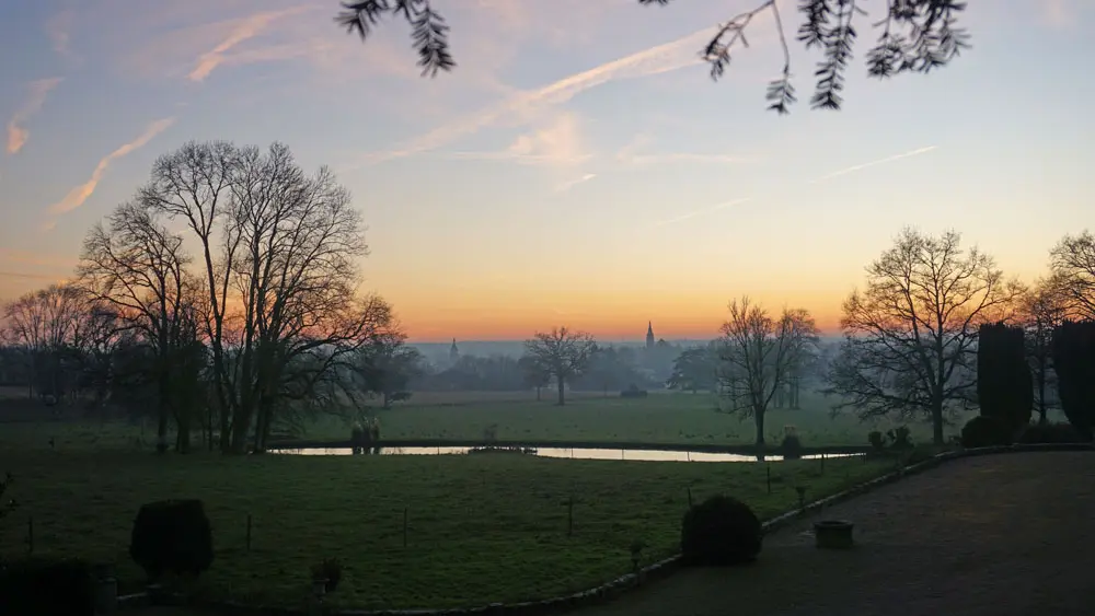 Crépuscule sur le bourg