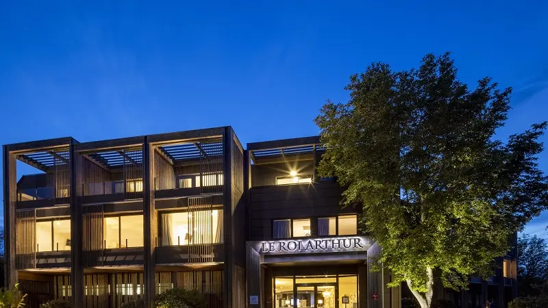 Hotel Spa Roi Arthur - façade - nuit - Ploërmel - lac au Duc - Bretagne