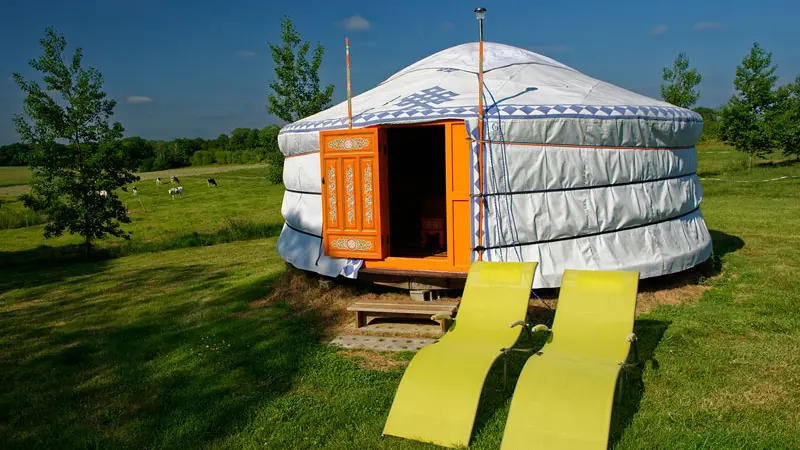 Yourtes et roulotte de la Laïta