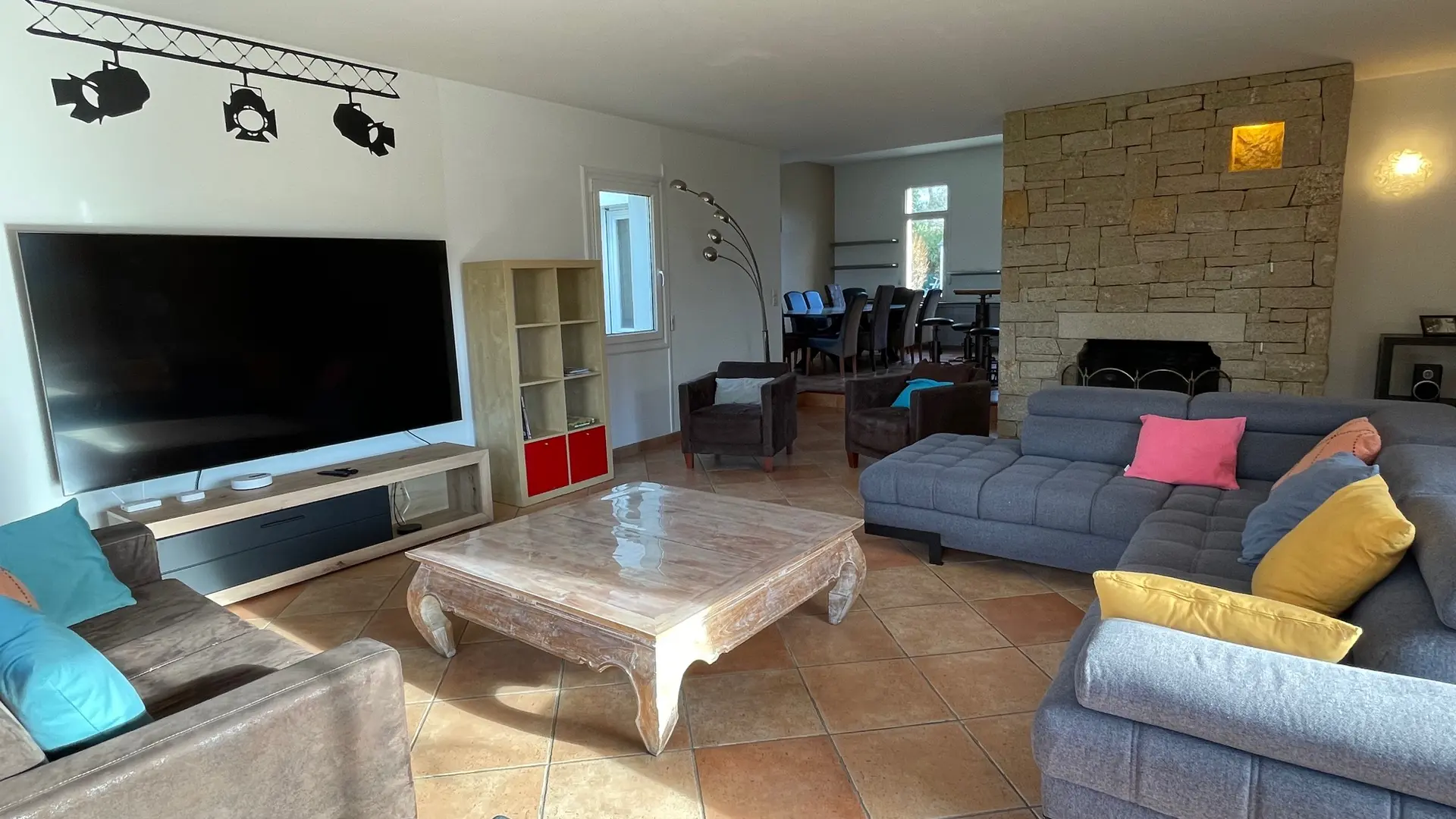 056MS000464-Les-Hauts-de-Locmiquel-salon-cinema