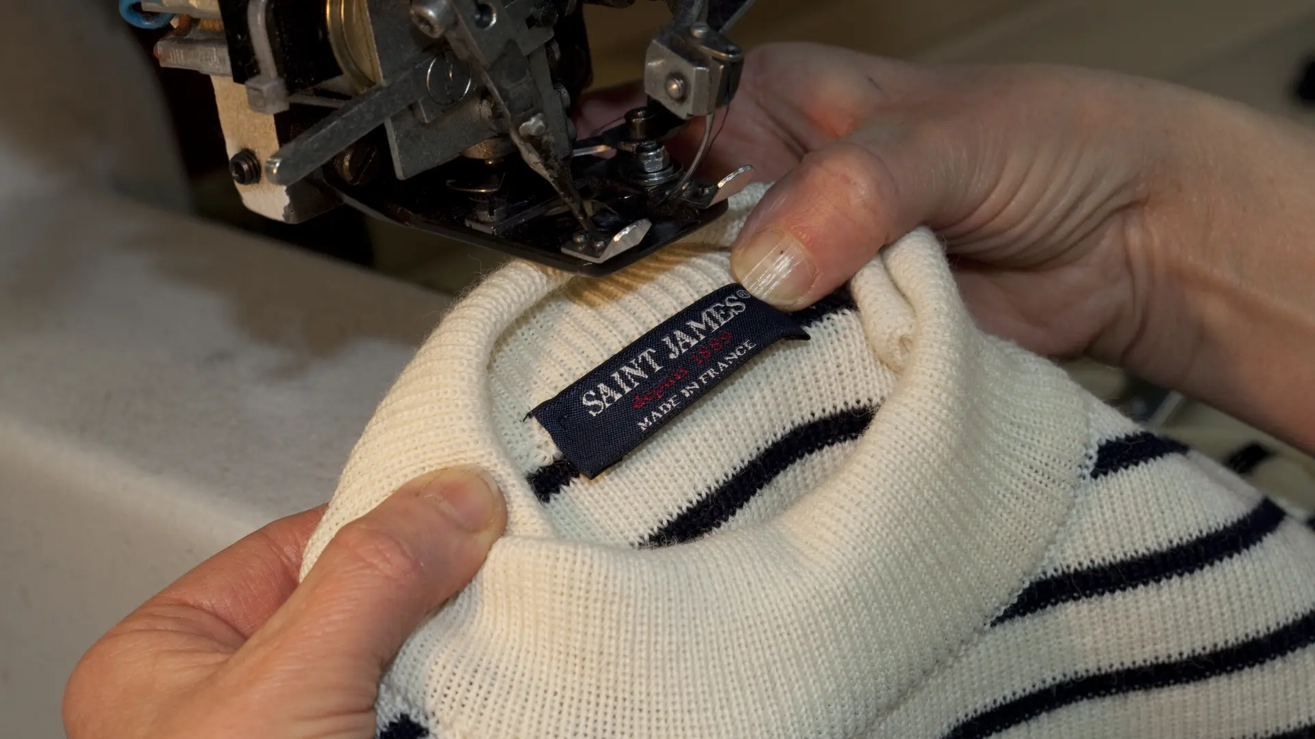 Pose vignette col - Tricots Saint-James - Visite d'usine