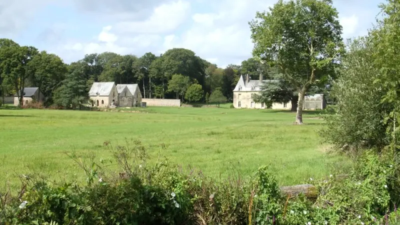 Le château vu de la route_Domaine des Hayes_Maxent