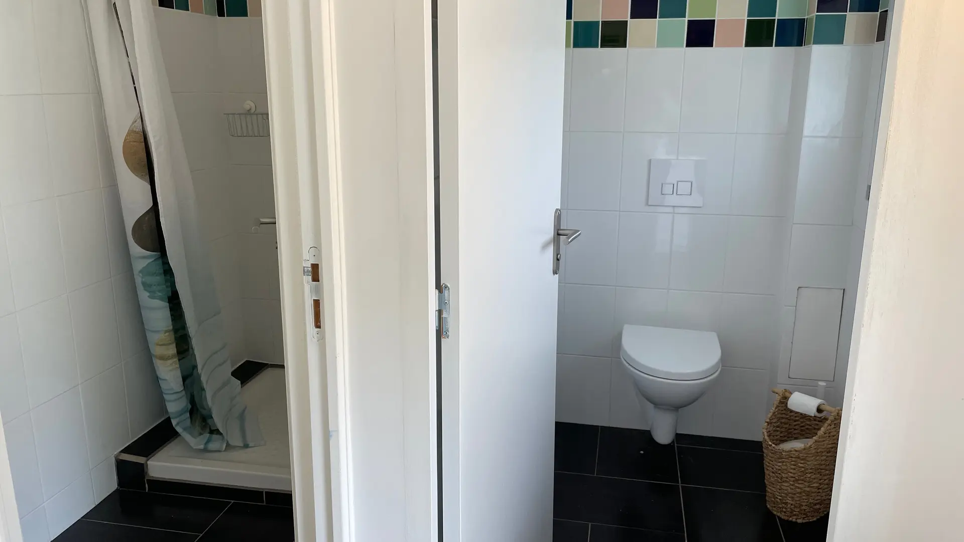 Douche et WC séparé - Numéro 7 - Les Gîtes de Guernegroach