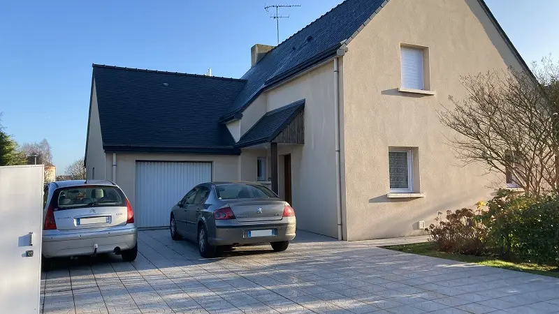 22-Dinard-gîte10 personnes-Le Clos Brizeux-entrée parking