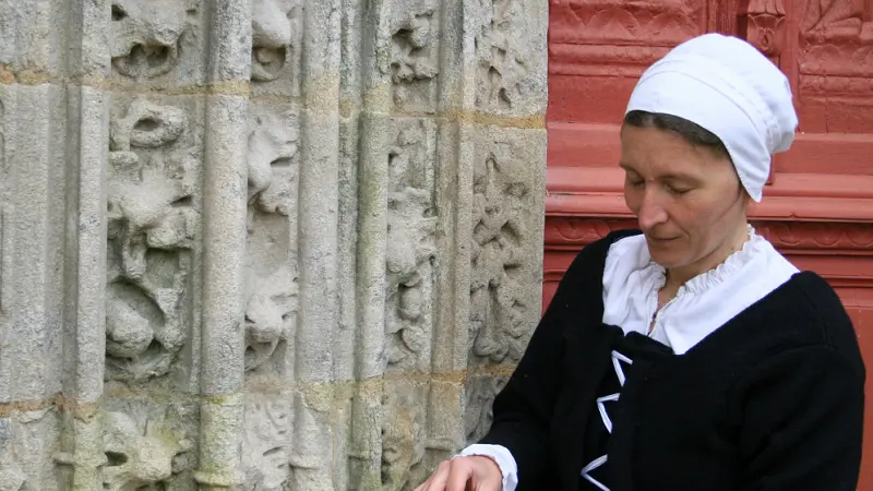 visite_guidée_insolite_costume_ploermel_siecledor_DestinationBroceliande