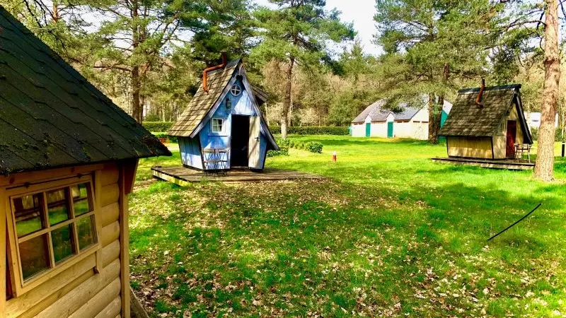 25_12_36_CampingBroceliande_Cabanes