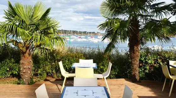 Terrasse-Bar-La-Petite-Cale-Camping-Le-Bilouris-Arzon-Presqu'île-de-Rhuys-Golfe-du-Morbihan-Bretagne sud