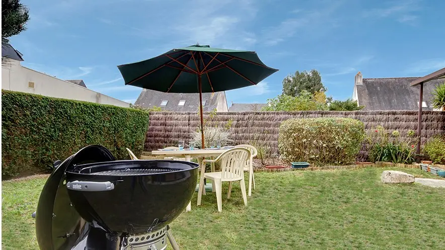 un-jardin-et-un-barbecue-pour-profiter-de-délicieuses-grillades