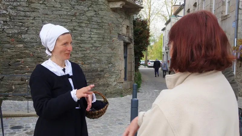 visite_guidée_insolite_costume_ploermel_siecledor_DestinationBroceliande