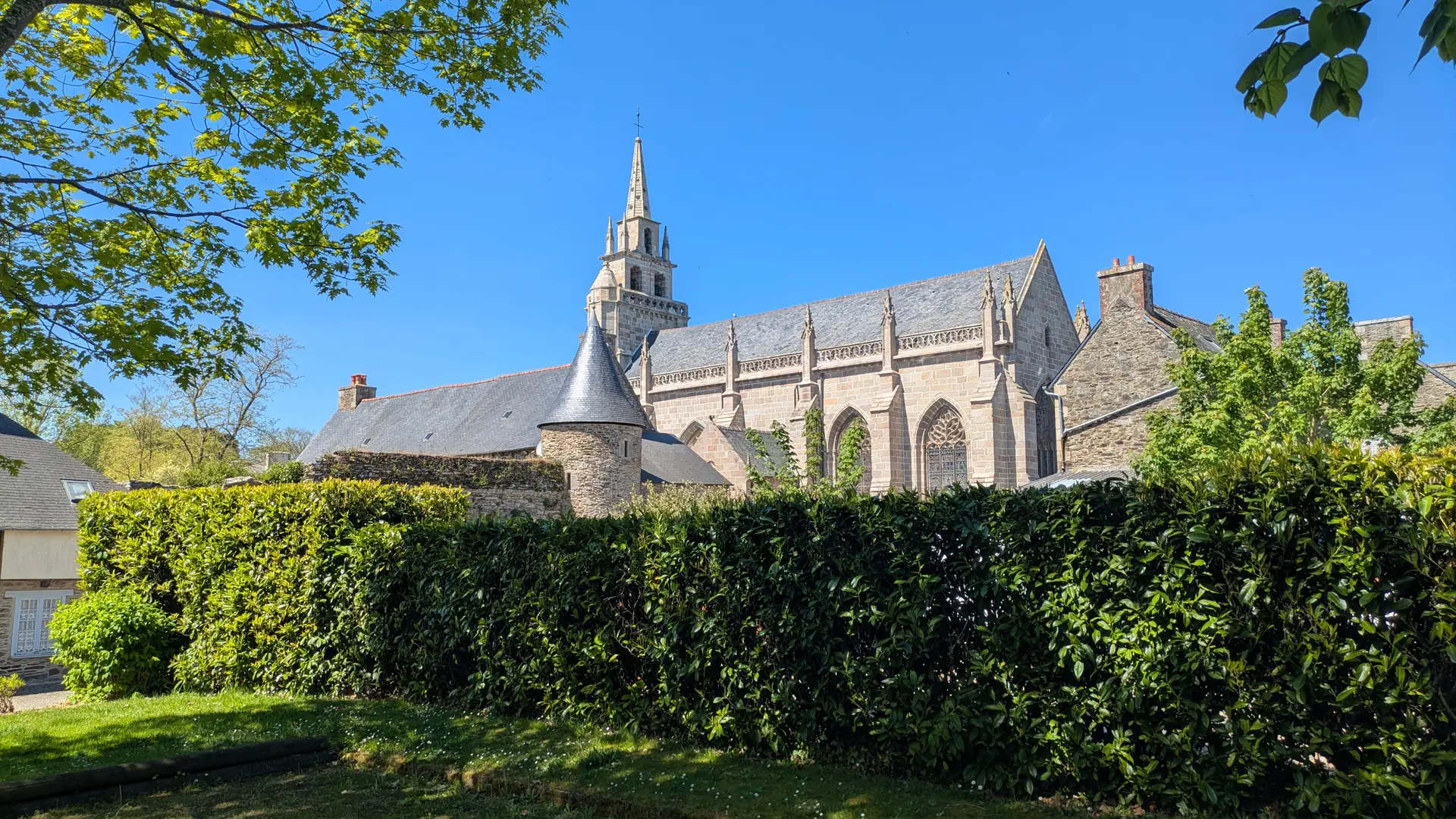 vue église St Yves de l'aire du bourg de Minihy