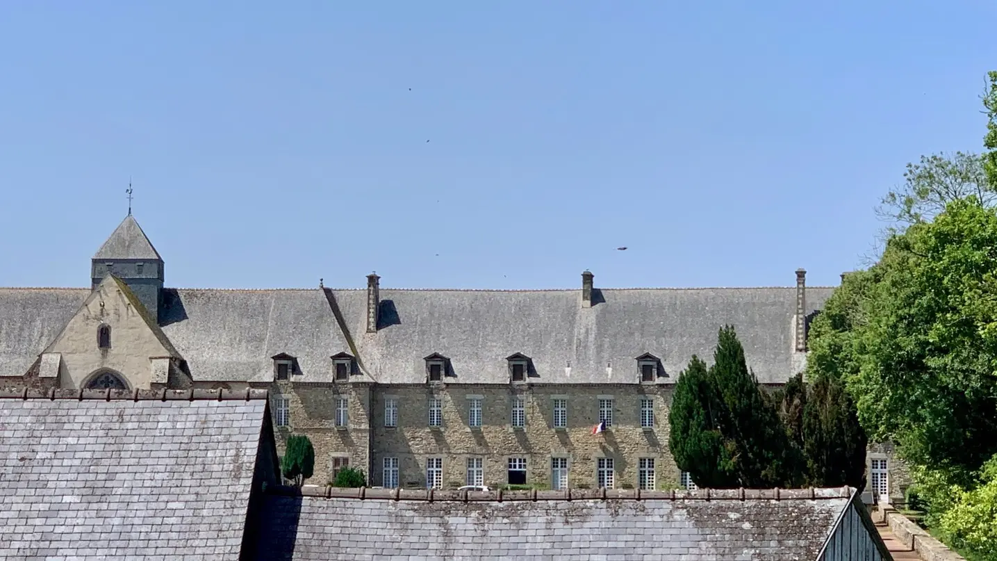 vue-sur-l-abbaye-de-paimpont-maison-des-legendes---1