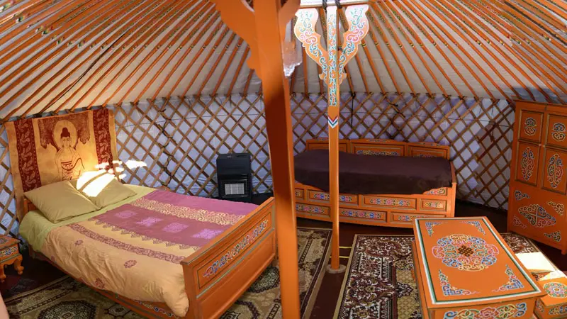 Yourtes et roulotte de la Laïta