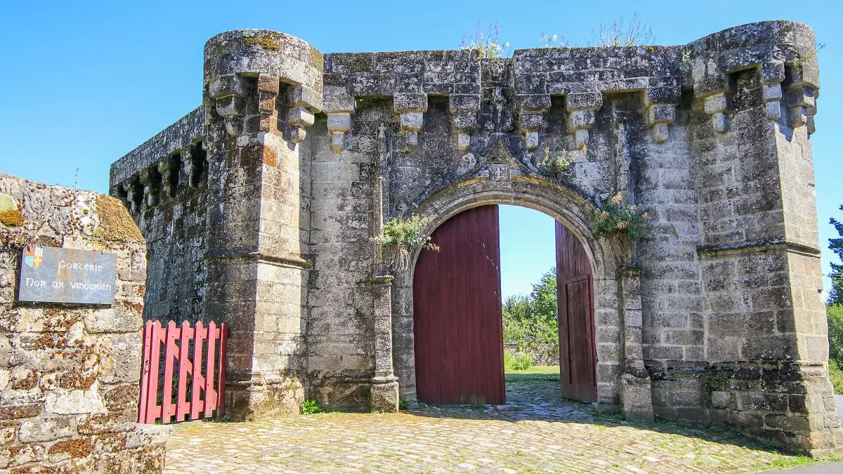A la découverte du patrimoine de Guémené sur Scorff _Porte des Rohan rénovée_crédit Loïc Kersuzan-Morbihan Tourisme_Libre de droits sans limite de temps
