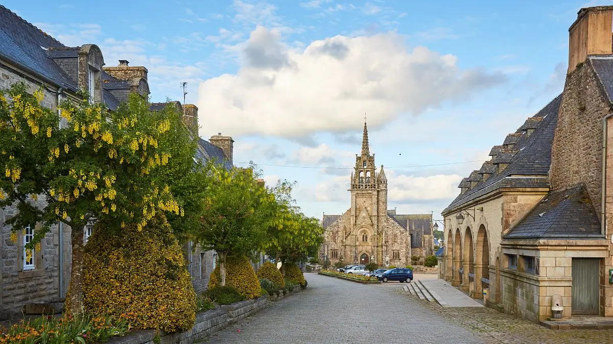 A la découverte du patrimoine de Guerlesquin_Eglise Saint-Tenenan_plan large_crédit Alexandre Lamoureux_validité 31102030