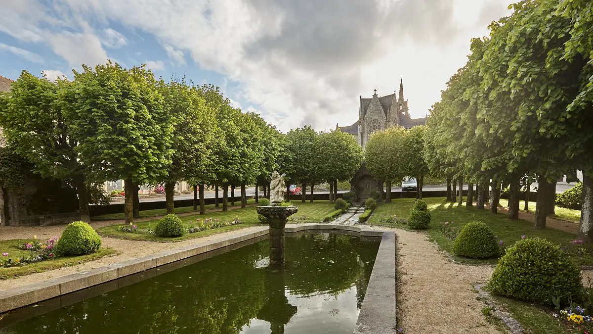 A la découverte du patrimoine de Guerlesquin_Le Champ de Bataille_vue sur Eglise_crédit Alexandre Lamoureux_validité 31102030