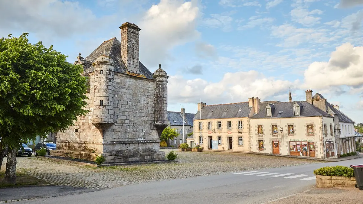 A la découverte du patrimoine de Guerlesquin_Prison seigneuriale et place_crédit Alexandre Lamoureux_validité 31102030