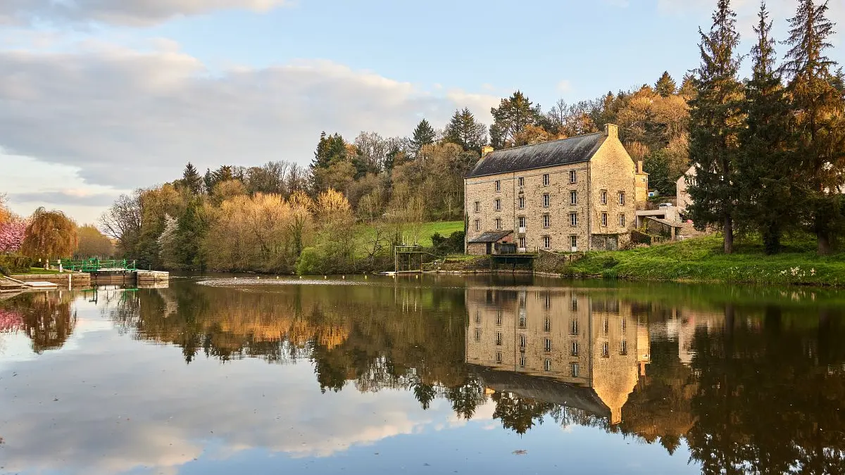 A la découverte du patrimoine de Josselin_La minoterie vue du canal de Nantes à Brest_crédit Alexandre Lamoureux_validité 2031