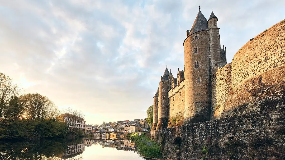 A la découverte du patrimoine de Josselin_Le  chateau de Josselin vu du canal de Nantes à Brest_crédit Alexandre Lamoureux_validité 2031