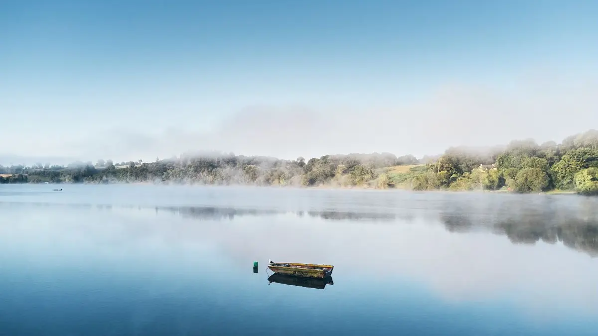 A la découverte du patrimoine de Jugon-les-Lacs_Barque sur le grand étang_crédit Alexandre Lamoureux_validité 2031