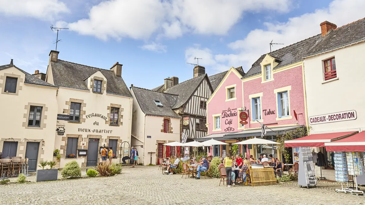 A la découverte du patrimoine de La Roche Bernard_Place du Bouffay_crédit Alexandre Lamoureux_validité_31102030
