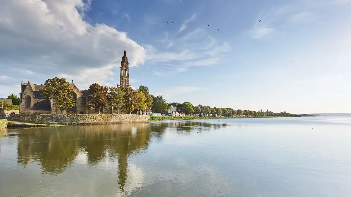 A la découverte du patrimoine de Le faou_Eglise Saint Sauveur vue du Faou_crédit Alexandre Lamoureux_validité 2030