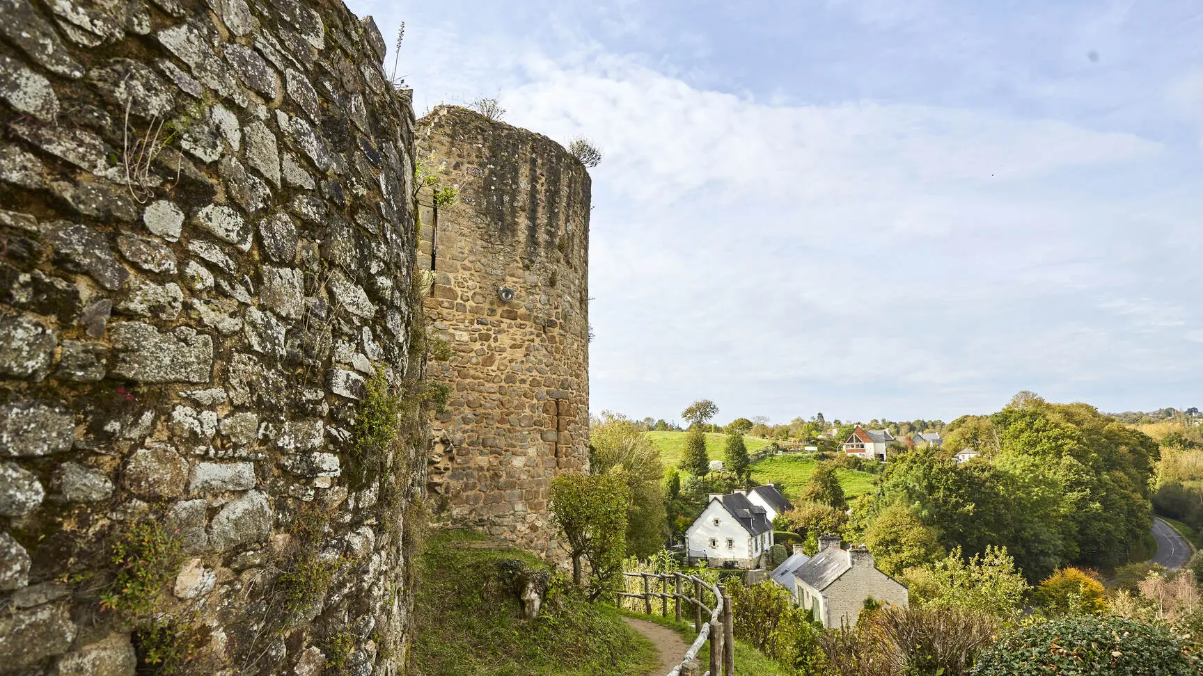 A la découverte du patrimoine de Léhon_Château, tours de la façade nord_crédit Alexandre Lamoureux_validité_31102030