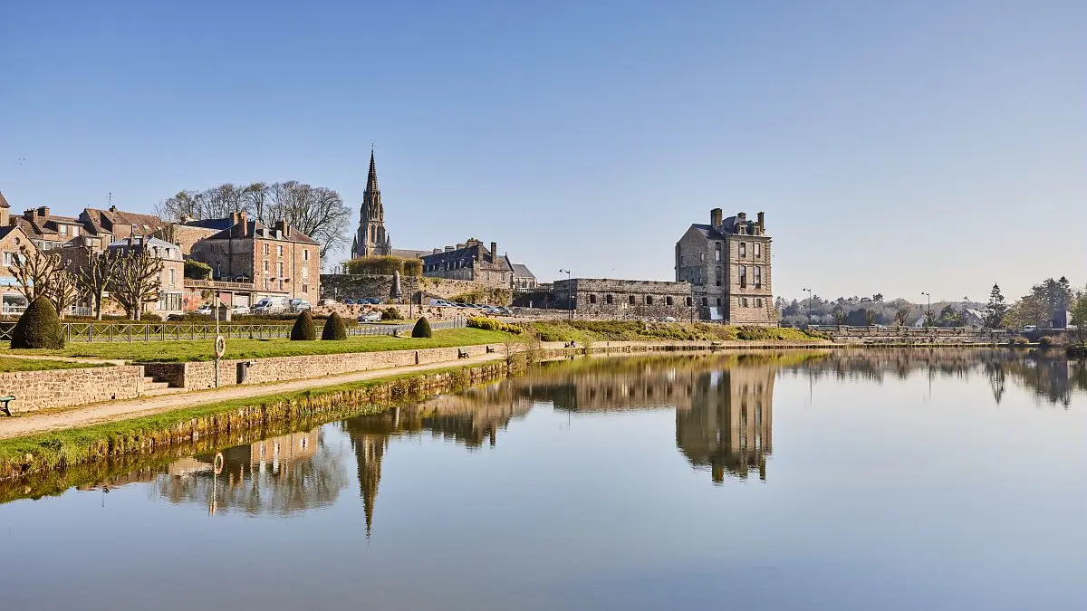 A la découverte du patrimoine de Quintin_Vue de Quintin depuis l'étang_crédit Alexandre Lamoureux_validité_31102030