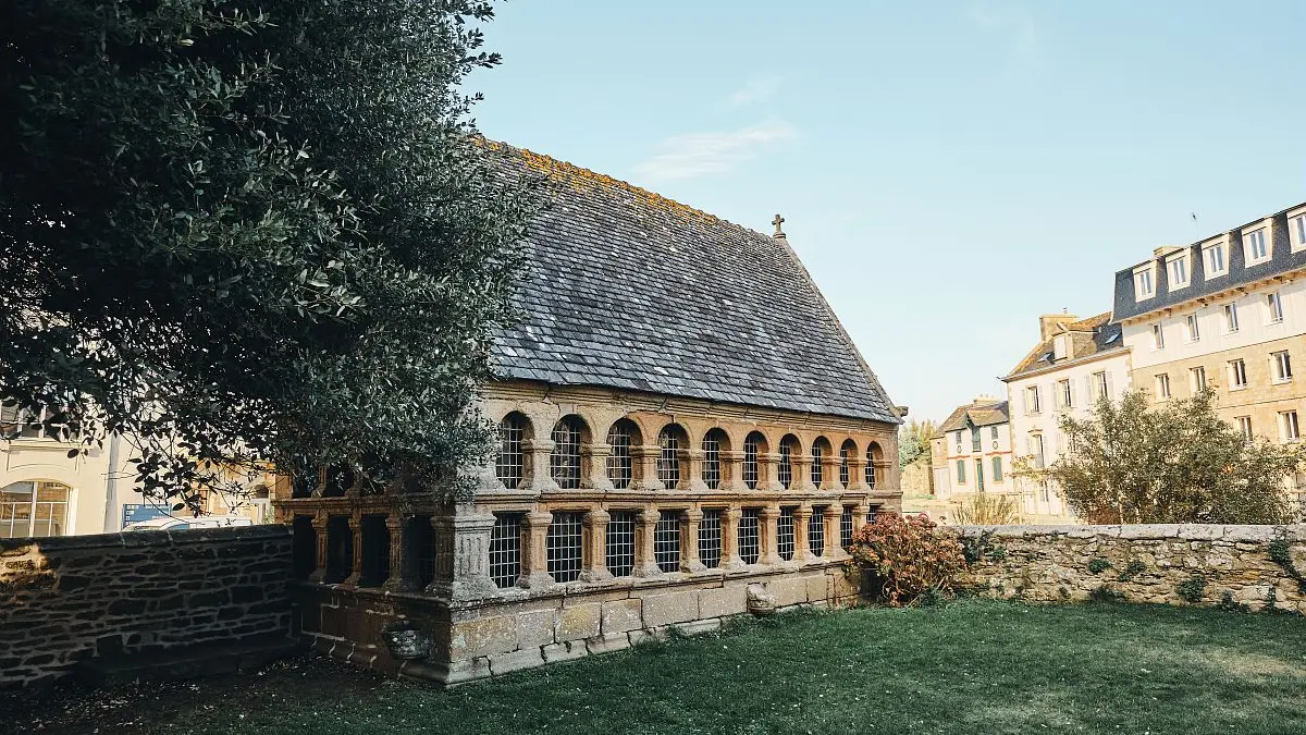 A la découverte du patrimoine de Roscoff_Chapelle ossuaire, ou chapelle reliquaire, vue large_crédit Alexandre Lamoureux_validité_31102030