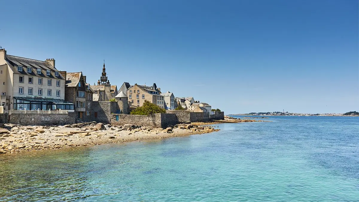 A la découverte du patrimoine de Roscoff_Vue sur Roscoff depuis la mer_crédit Alexandre Lamoureux_validité_31102030.jpg