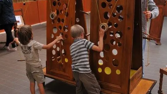 Armoire aux jeux enfants